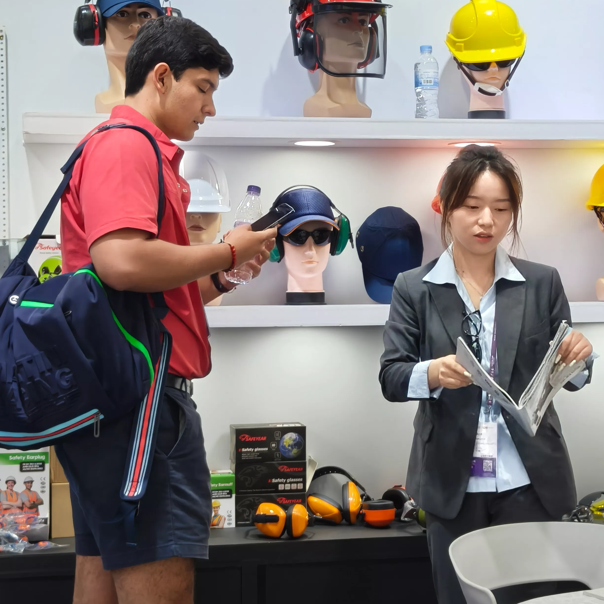 [En vivo en la Feria de Cantón] Stand lleno de gente, compradores globales y equipo de seguridad de siguiente nivel